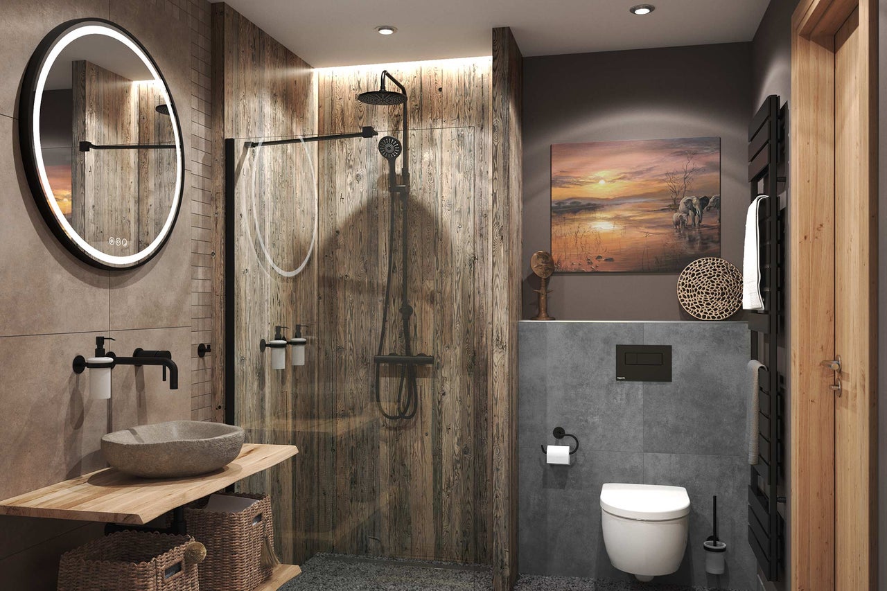 Moderne badkamer met inloopdouche in houtlook, ronde verlichte spiegel, natuurstenen waskom op houten blad en hangend toilet.