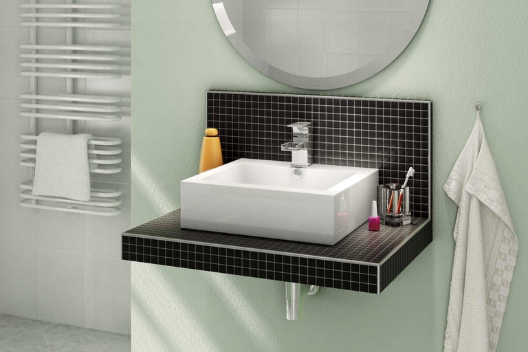 Badkamer met wastafel, kraan, spiegel en radiator