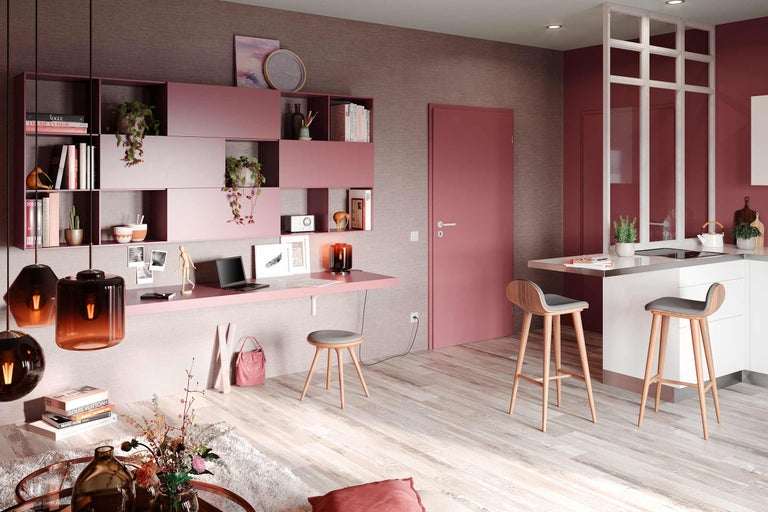 Interieur met rek, bureau, stoelen en aanrecht in een open woonkamer