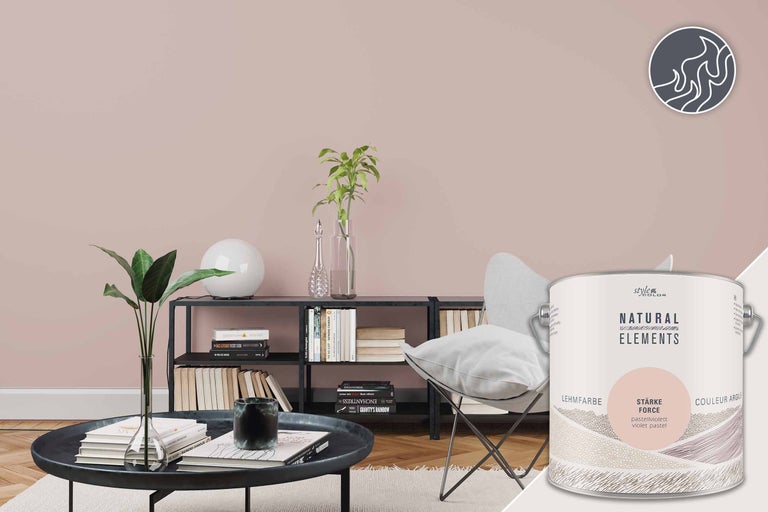 Woonkamer met planken, stoel en een emmer leemverf