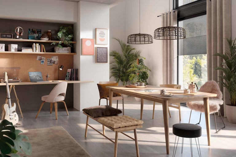 Lichte woonkamer met bureau, eettafel en zitplaatsen voor een moderne woonomgeving