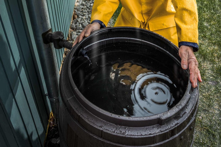 Regenton wordt gevuld met water