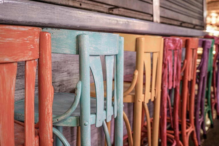 Meerdere houten stoelen op een rij