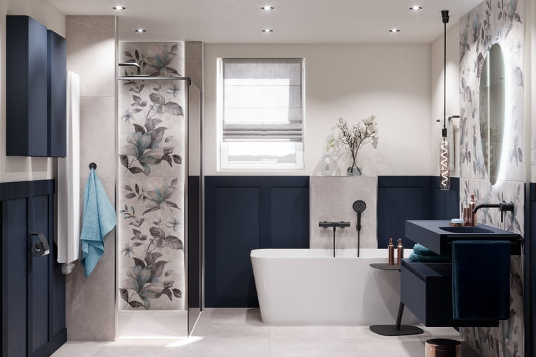 Lichte badkamer met bad, douche, wastafel en bloemaccenten