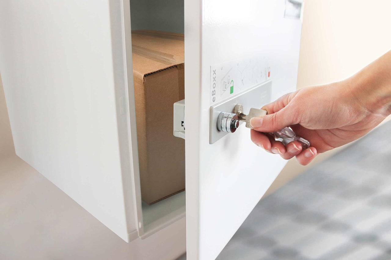 Pakketbox met hand en sleutel om te openen