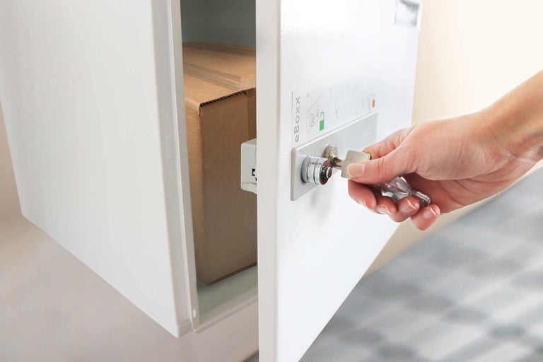 Pakketbox met hand en sleutel om te openen