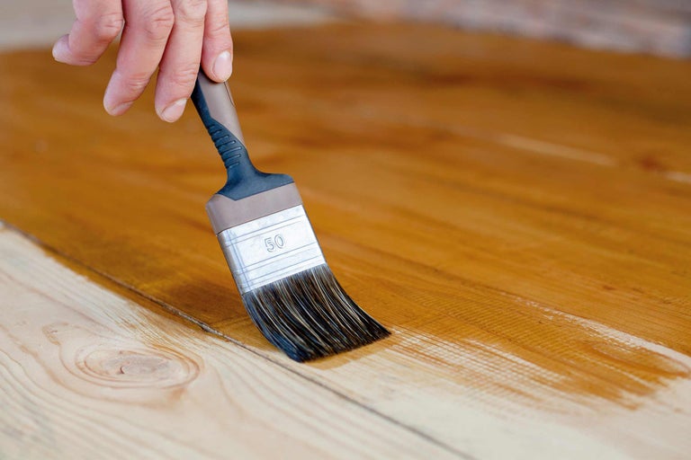 Borstel bij het aanbrengen van houtbeits op hout