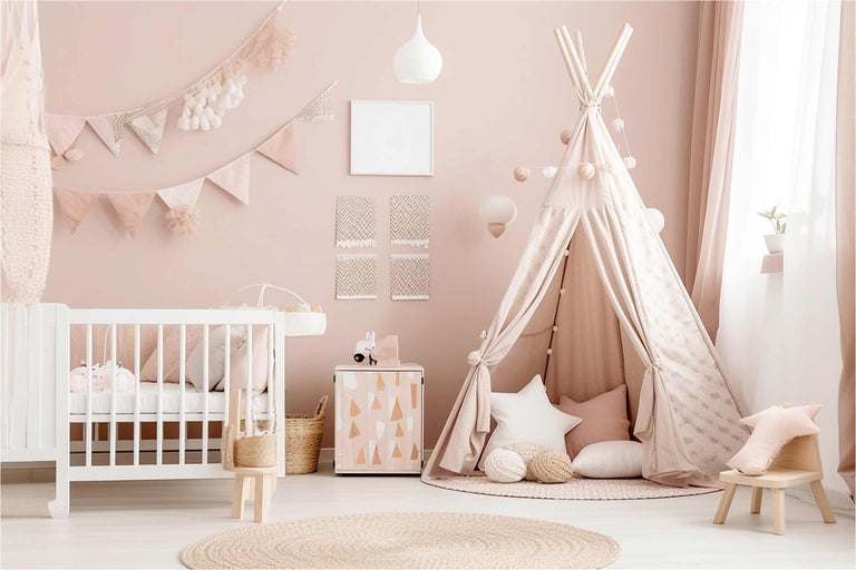 Babykamer met wieg, speeltent en decoraties