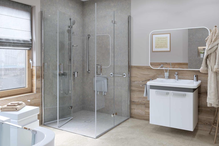 Lichte badkamer met inloopdouche, wastafelonderkast en spiegel