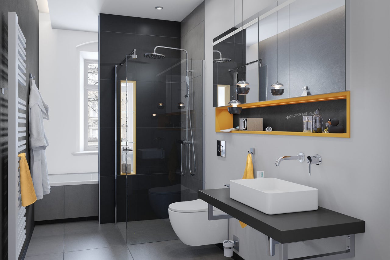 Lichte badkamer met douche, toilet, wastafel en handdoekradiator