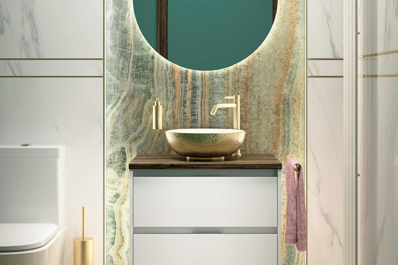 Moderne badkamer met wastafelonderkast, opzetwastafel, spiegel en toilet