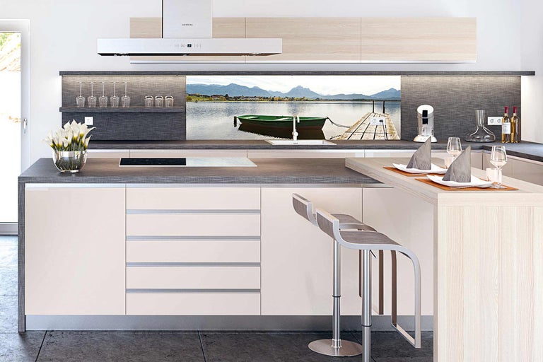 Moderne keuken met keukenachterwand met zeethema, barkrukken en Siemens afzuigkap.