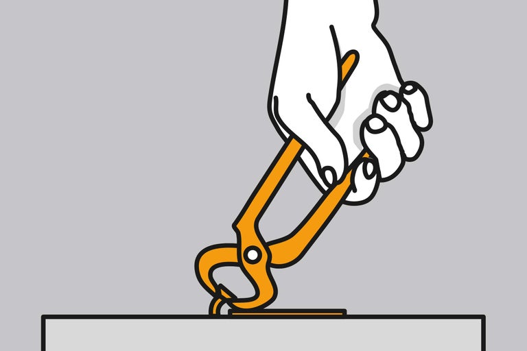 Illustratie van een hand die een tang gebruikt om een spijker te verwijderen