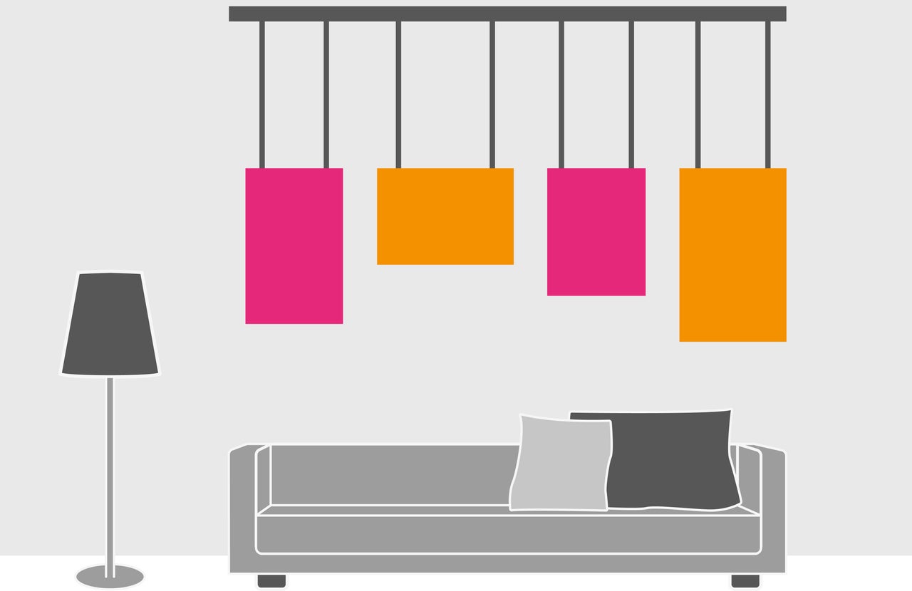 Woonkamer met bank, vloerlamp en hanglamp