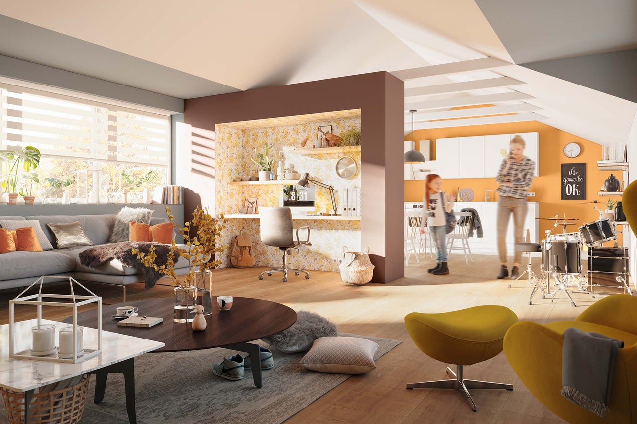 Woonkamer met bank, bureau, kantoor en keuken in open ontwerp