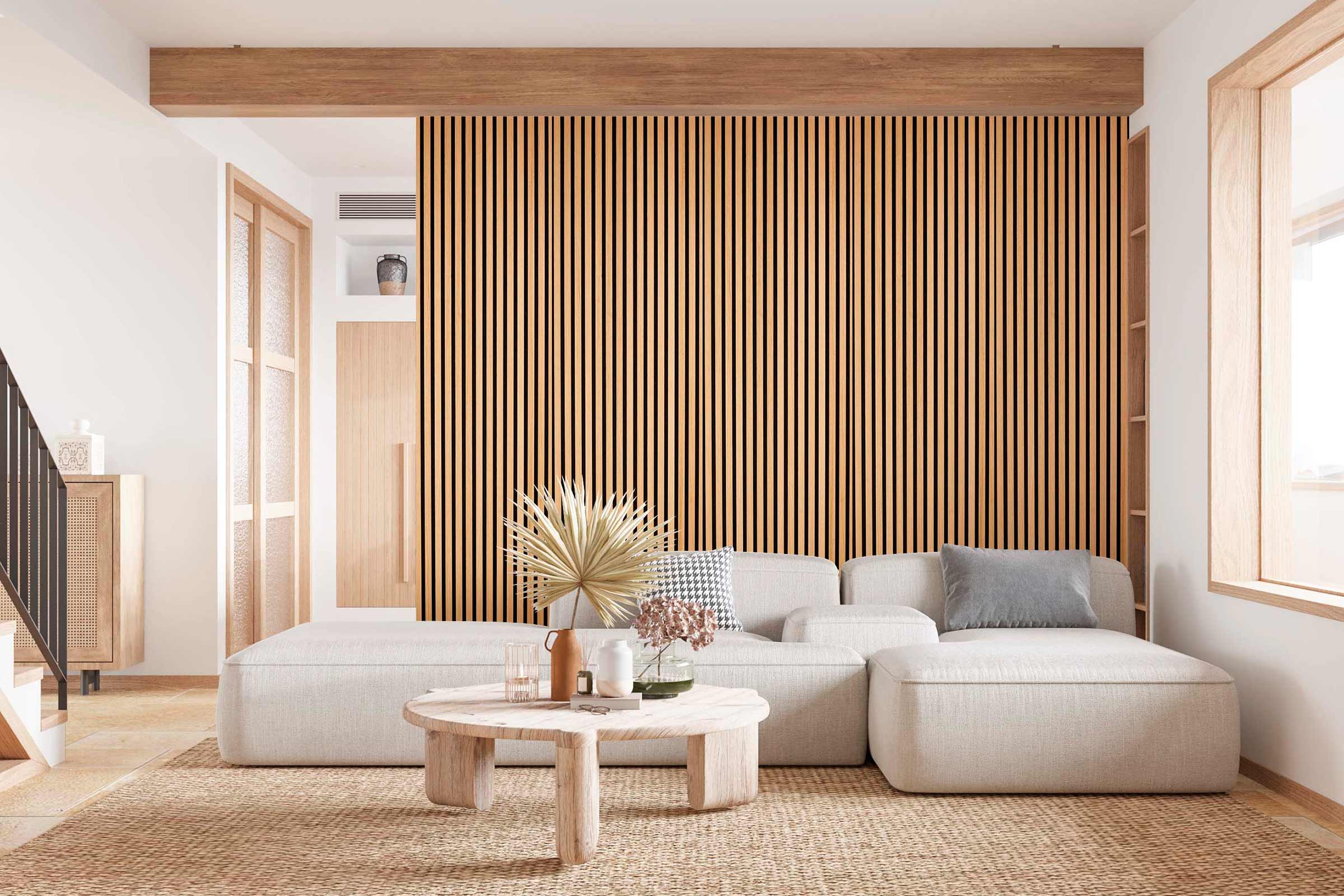 Woonkamer met akoestische panelen aan de muur, bank en houten tafel