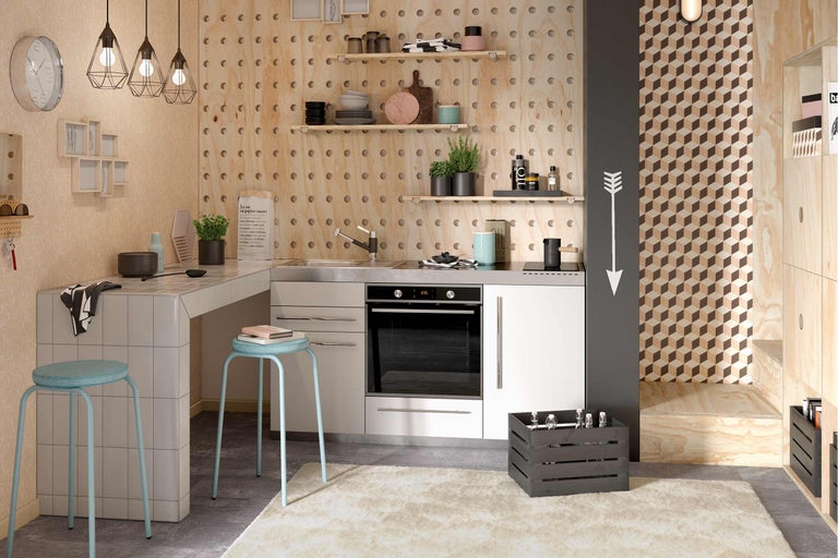 Lichte keuken met spoelbak, kookplaat, kruk en decoratie