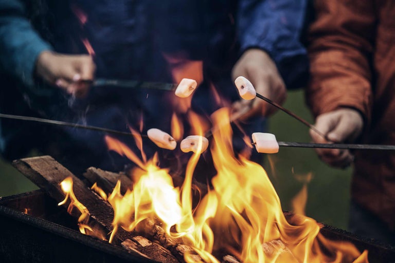 Marshmallows worden geroosterd boven een vreugdevuur.