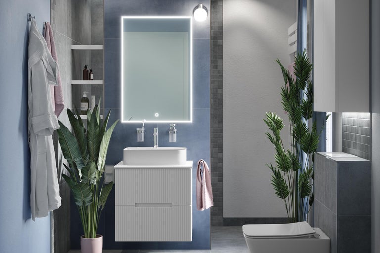 Moderne badkamer met verlichte spiegel, wastafelonderkast en toilet.