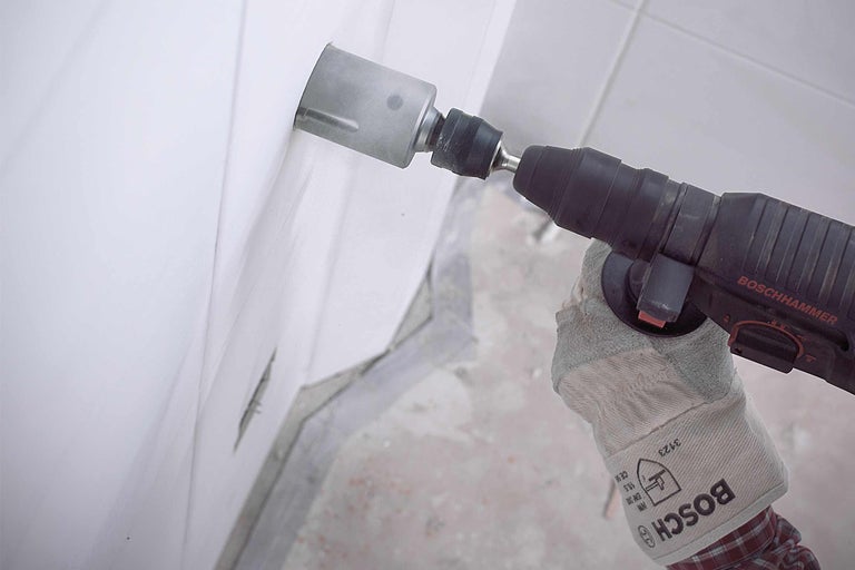 Een gat boren met een boormachine