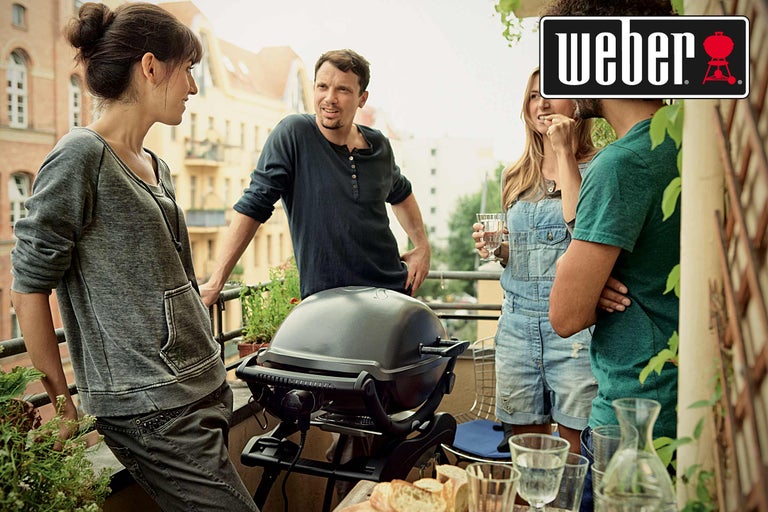 Mensen barbecueën met een elektrische barbecue op een balkon met het Weber logo