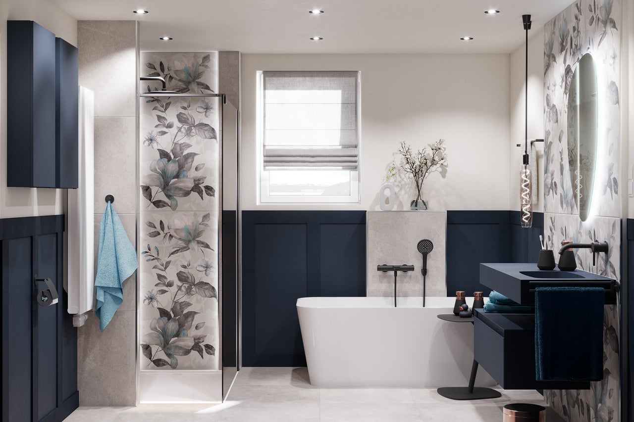 Lichte badkamer met douche, bad, wastafel en florale accenten