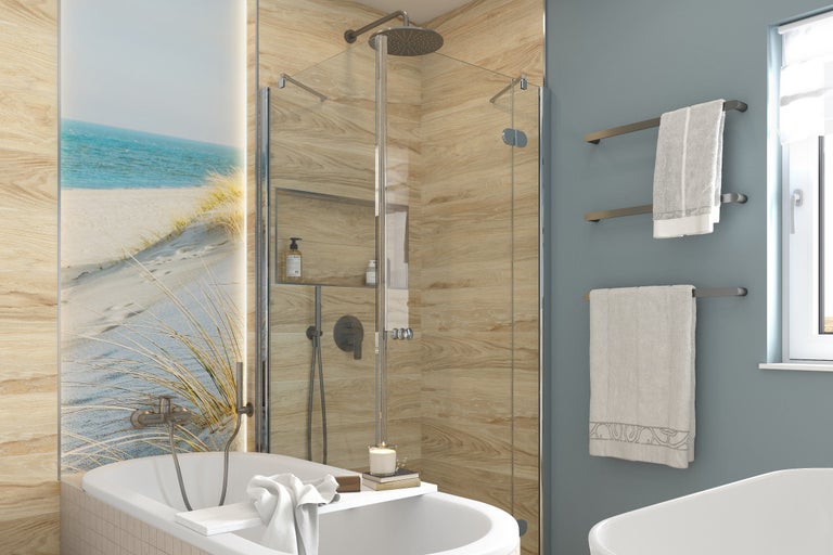 Lichte badkamer met bad, douche en handdoekrek