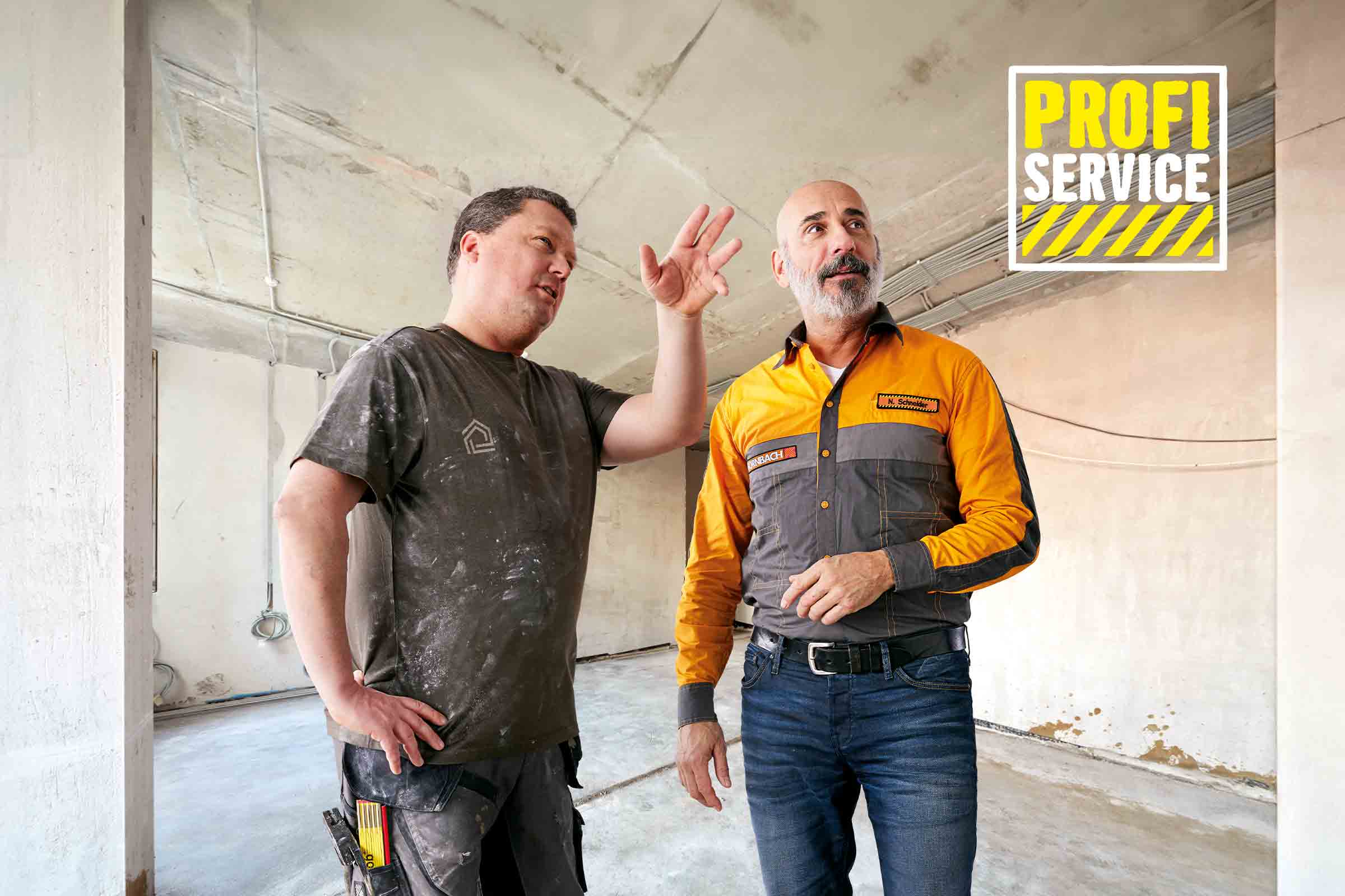 Twee vakmensen aan het werk in een onafgewerkte ruimte. Hornbach Profi-Service.