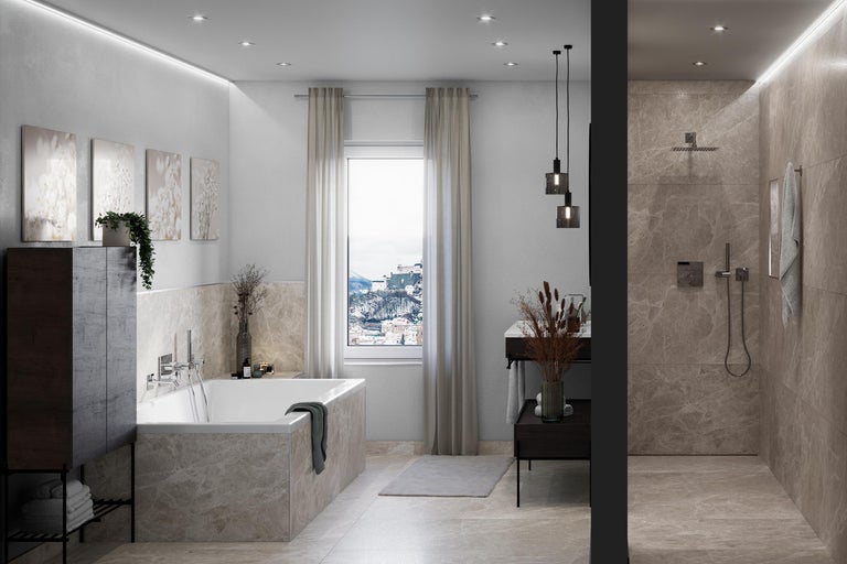 Lichte badkamer met bad, douche en wastafel