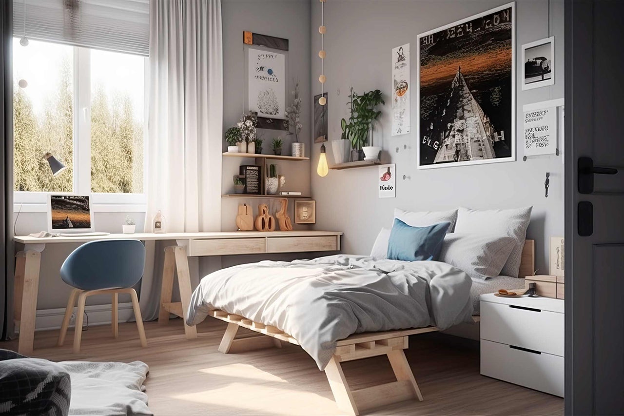 Lichte slaapkamer met bed, bureau en decoratie