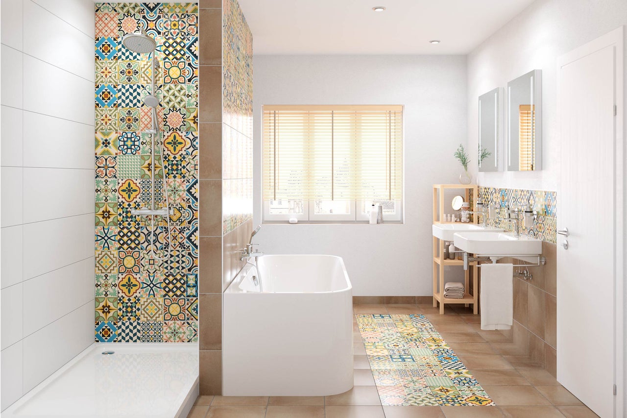 Lichte badkamer met douche, ligbad, wastafel en kleurrijke tegels