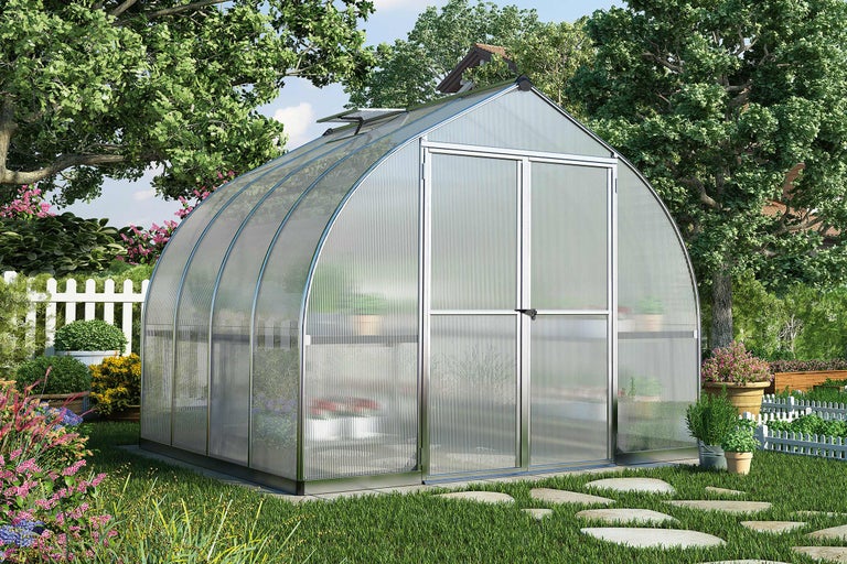 Kas in een tuin met planten en bloemen