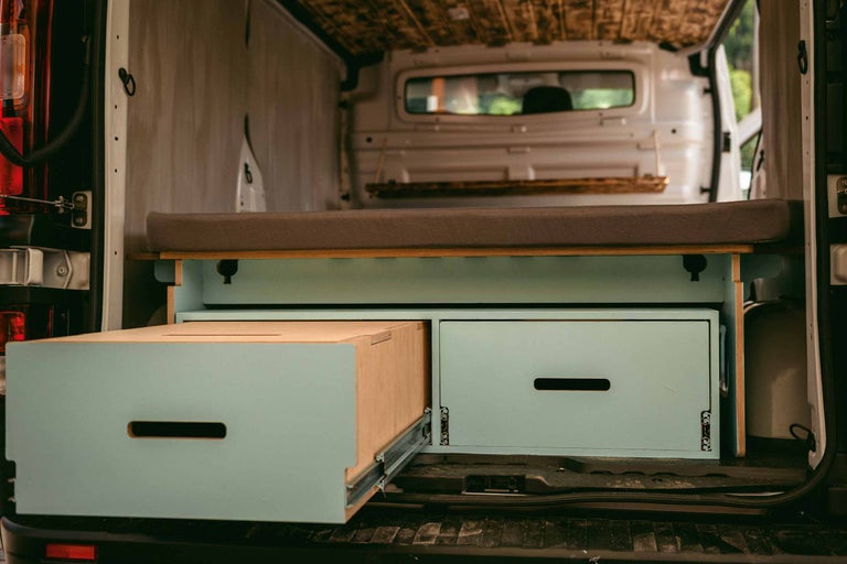 Ingebouwde bestelwagen interieur met lades en bed