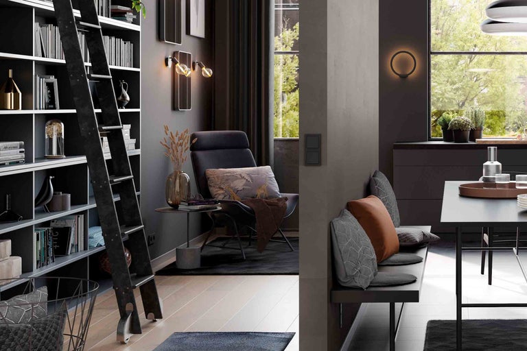 Woonkamer met boekenkast, ladder, fauteuil, tafel en zitbank voor een gezellige sfeer