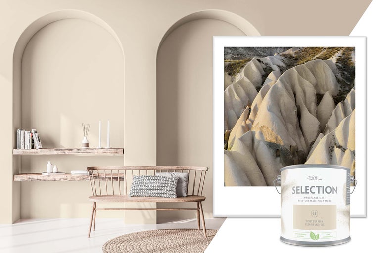 Woonkamer met muurverf, zitbank, planken en een blik StyleColor Selection