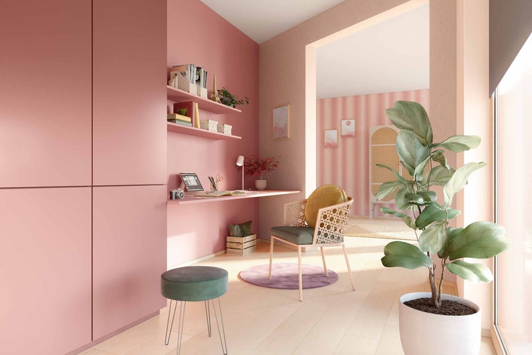 Lichte werkkamer met bureau, stoel, kruk en planken aan de wand