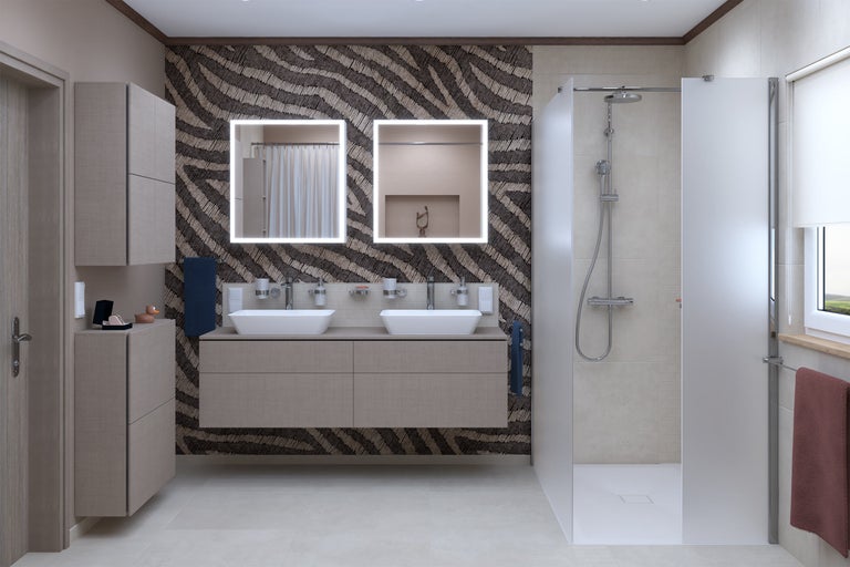 Lichte badkamer met dubbele wastafel, verlichte spiegels en douchecabine