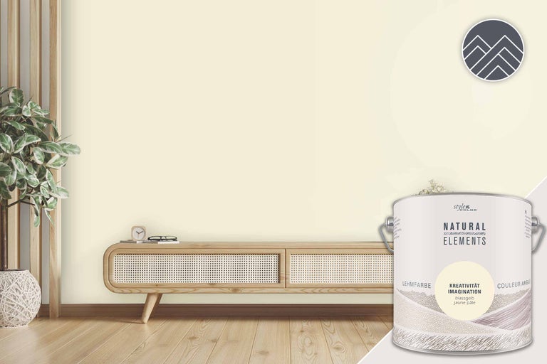 Woonkamer met leemverf in lichtgeel en verfblik