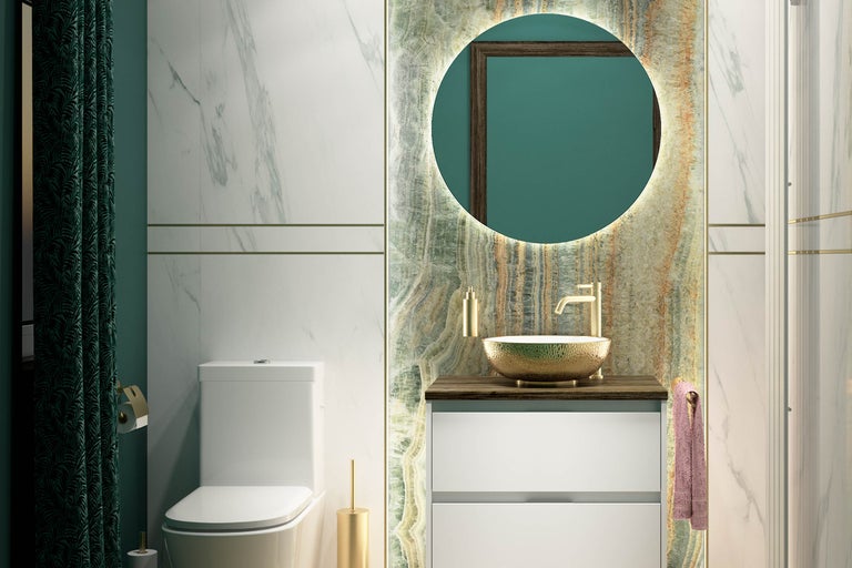 Badkamer met toilet, wastafelmeubel met ronde spiegel en decoratie