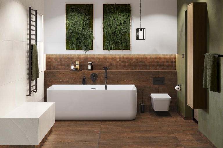 Lichte badkamer met ligbad, toilet, wastafel en decoraties