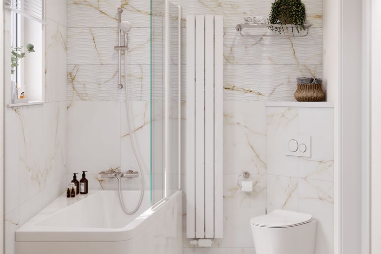 Lichte badkamer met bad, douchewand, handdoekradiator en toilet