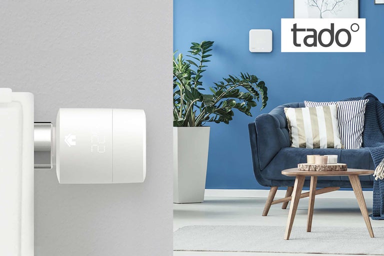 Kamerscène met radiatorknop, kamerplant, bank en Tado Logo