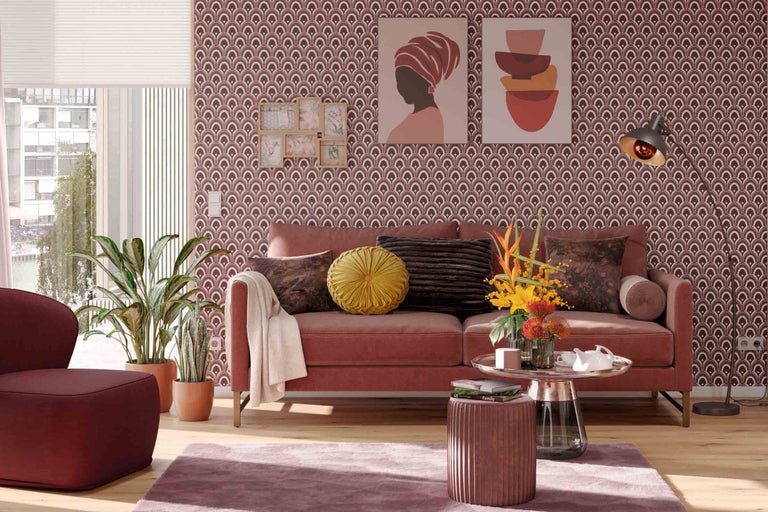 Woonkamer met bank, fauteuil, salontafel, vloerlamp, kamerplanten en decoratieve wanddecoratie