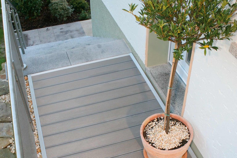 Terras met houten tegels en plantenpot