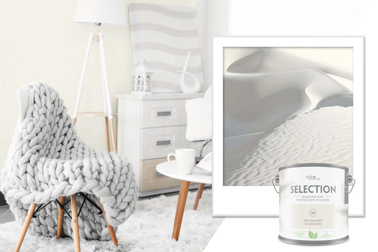 Scene met stoel, deken, lamp, ladekast, tafel, afbeelding en verfblik