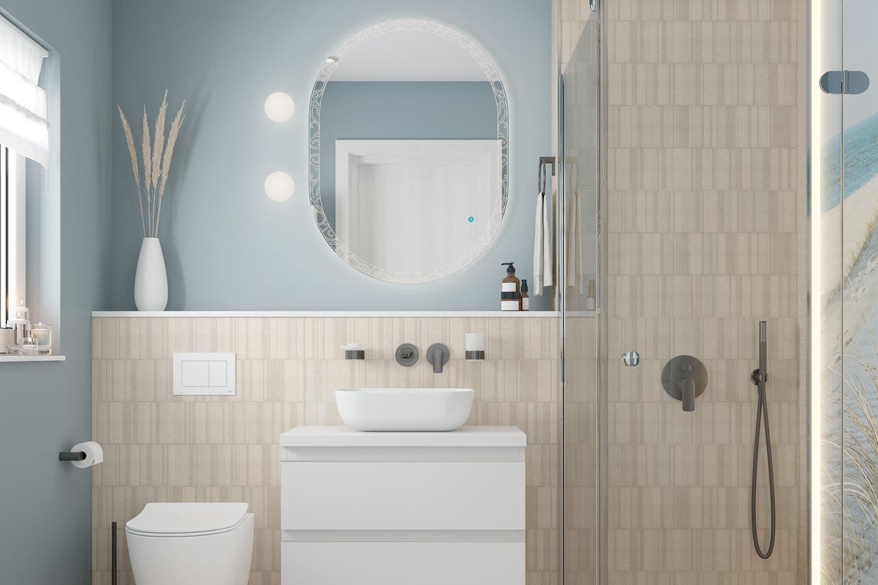 Lichte badkamer met wastafel, spiegel, douche en toilet
