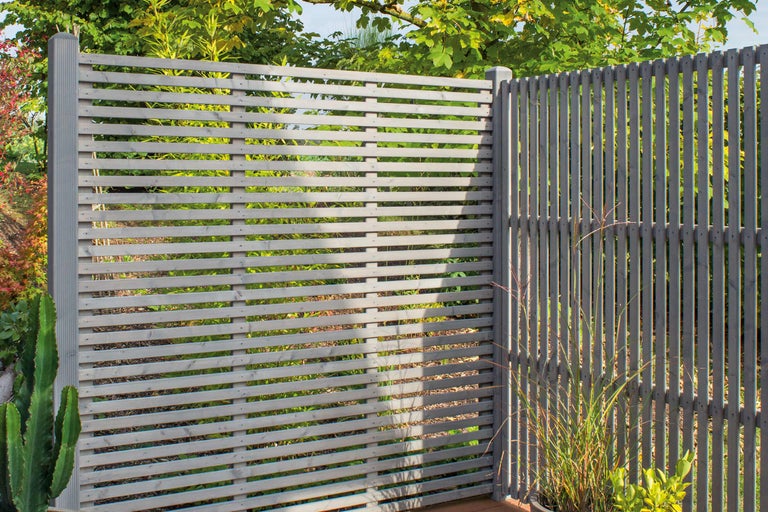 Tuinscene met horizontale en verticale houten schutting