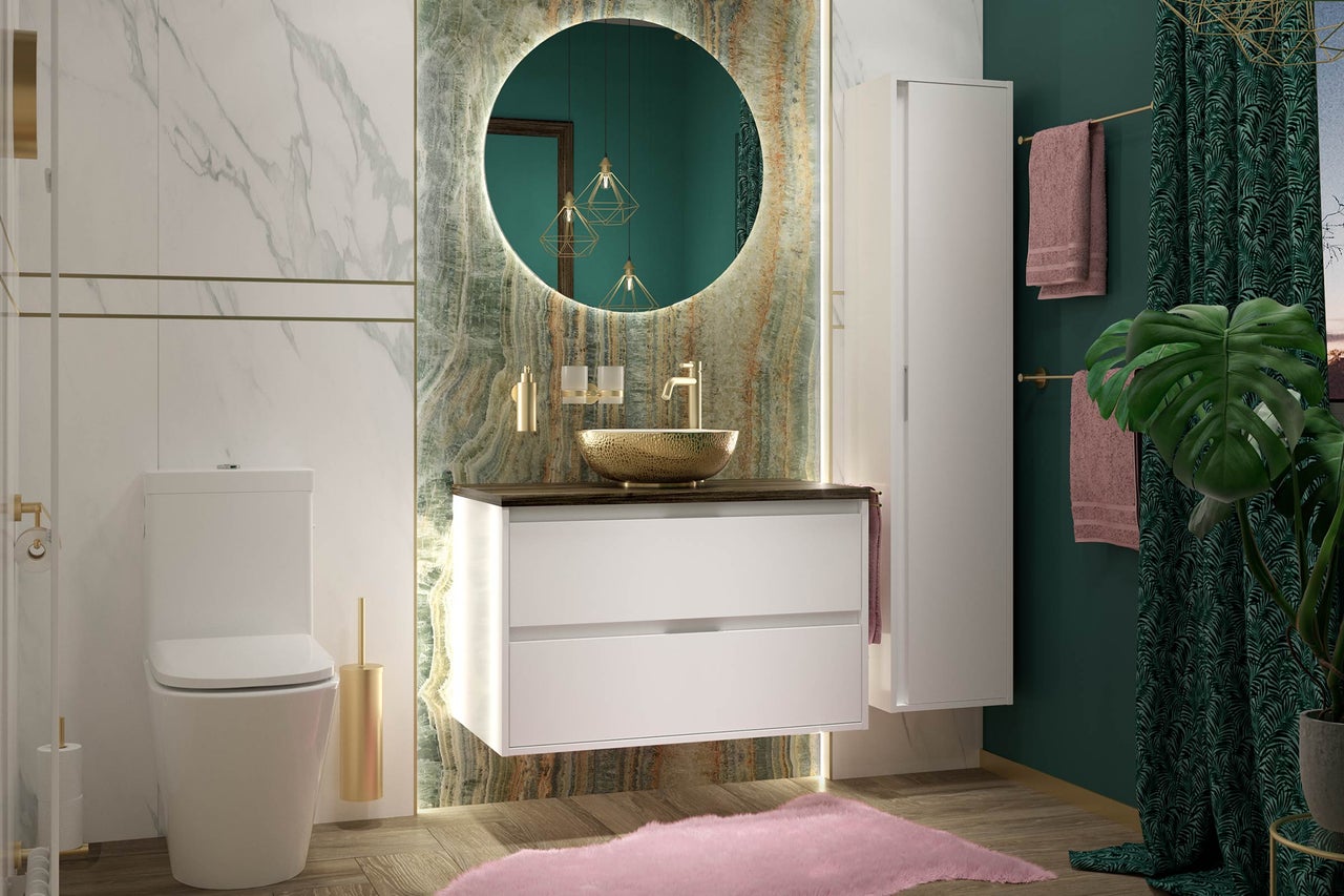 Moderne badkamer met toilet, wastafelonderkast, spiegel en hoge kast
