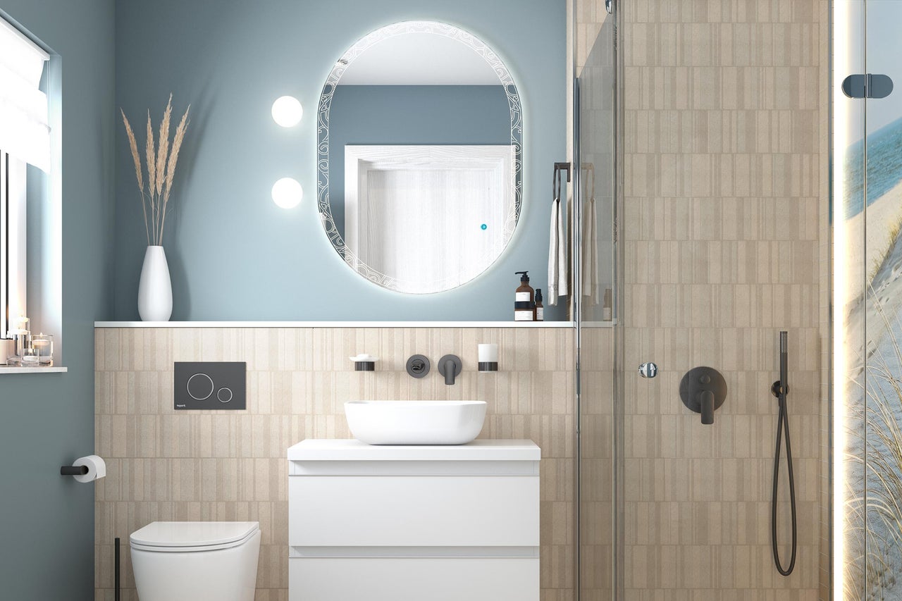 Lichte, georganiseerde badkamer met wit wastafelmeubel, opzetwastafel, zwarte wandkraan, ovale verlichte spiegel en glazen inloopdouche.