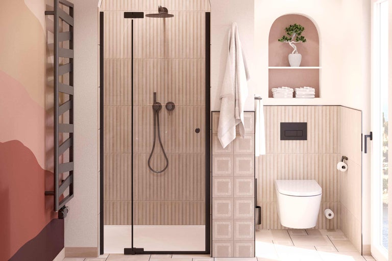 Lichte badkamer met douche, radiator, toilet en decoratieve elementen voor een moderne sfeer.